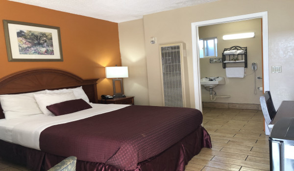 Holland Inn & Suites - Standard Queen